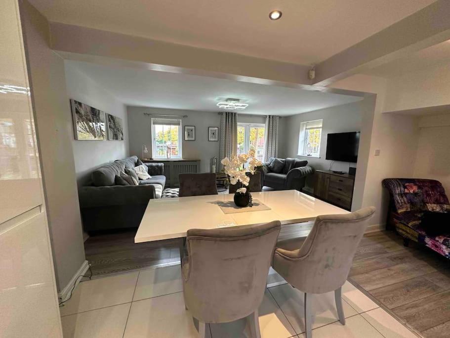 Waterside Mufc & Trafford Centre Townhouse 4 Bedroom Free Parking マンチェスター エクステリア 写真